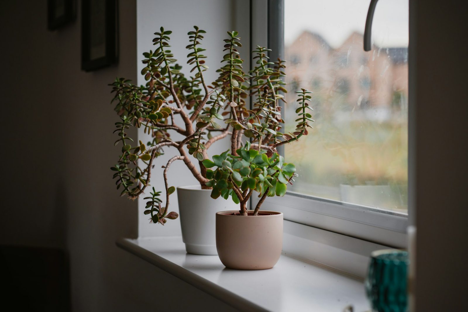 Parapet z konglomeratu przy oknie